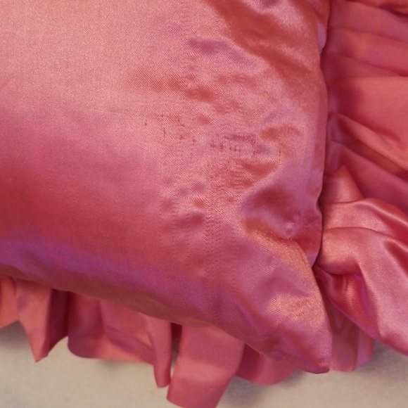 Set of 2 ruffled pink ruffled pillows - Picture 3 of 7